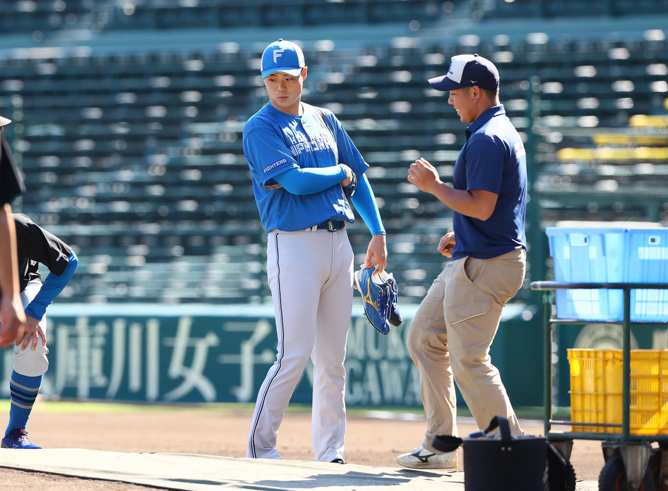 29日、甲子園球場のマウンドを確かめる日本ハム山崎（左）（撮影・上山淳一）