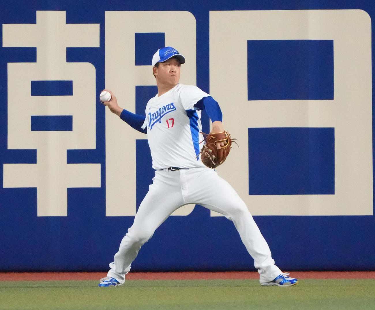 29日、試合前にキャッチボールをする柳（撮影・森本幸一）