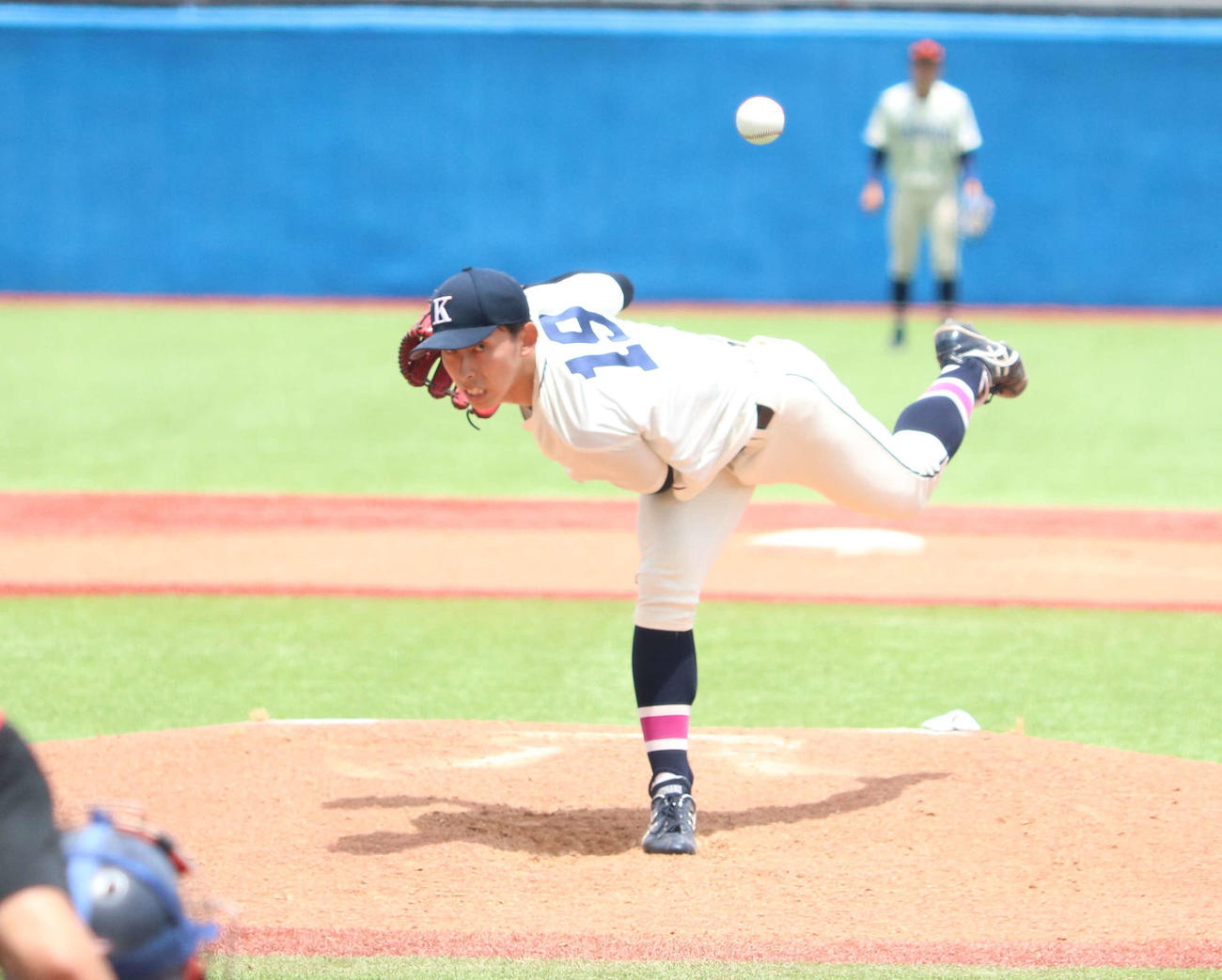 国学院大対日大　2番手で登板し力投する国学院大・飯田（撮影・野見山拓樹）