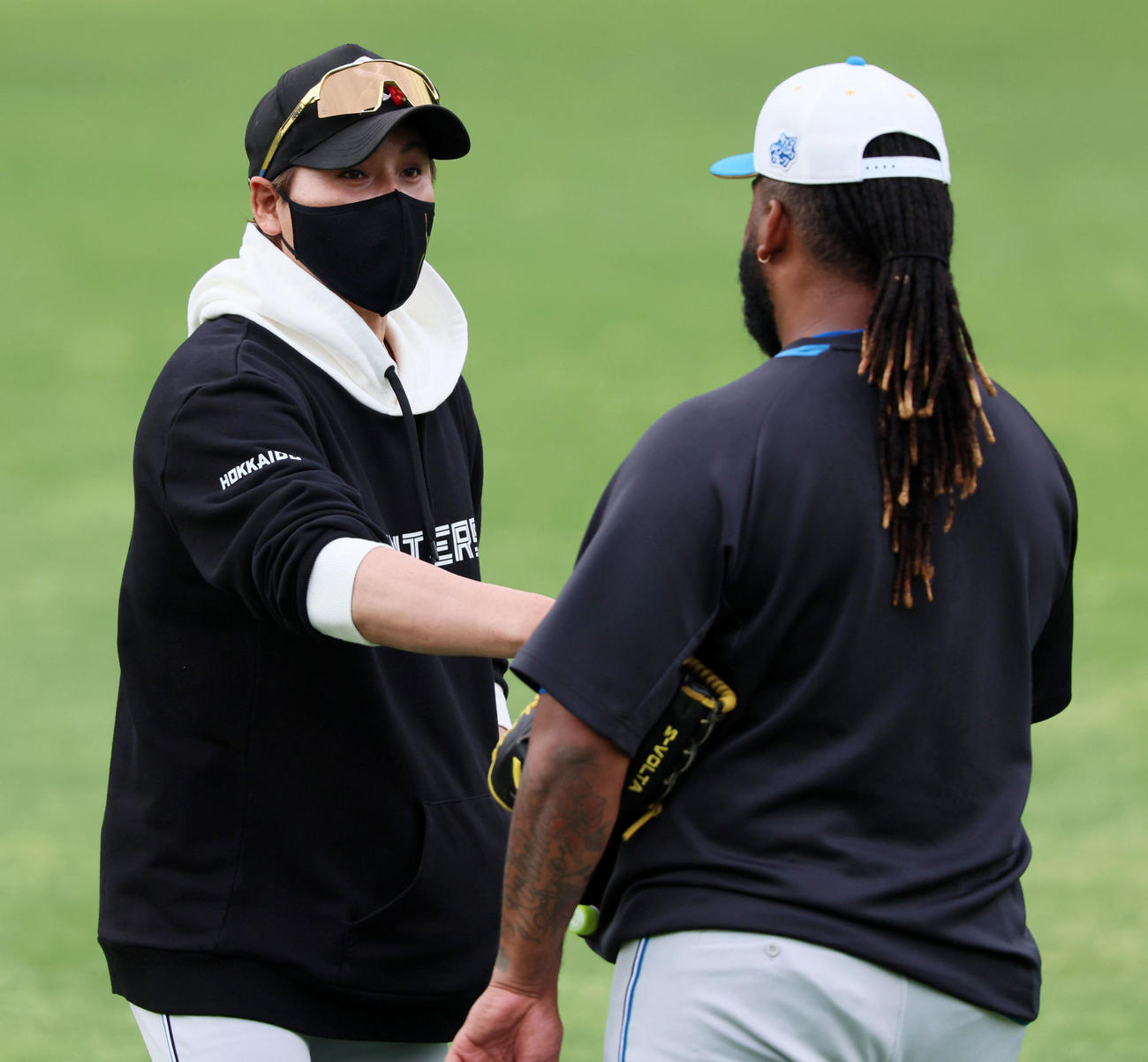 阪神対日本ハム　合流したザバラ（右）と握手する新庄監督（撮影・加藤哉）