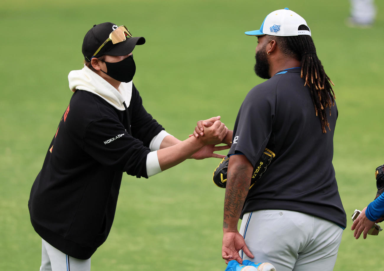 阪神対日本ハム　合流したザバラ（右）と握手する新庄監督（撮影・加藤哉）