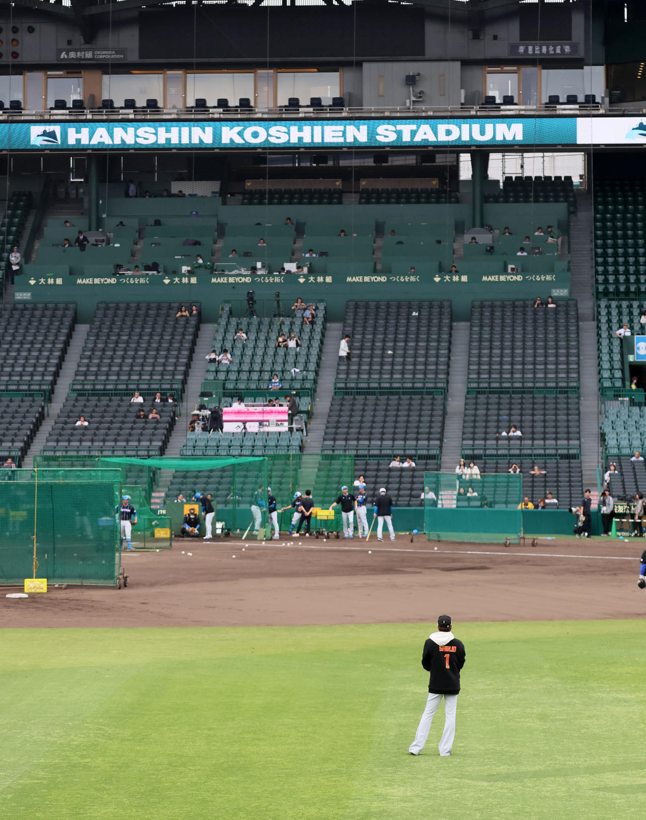 阪神対日本ハム　甲子園球場のセンターからナインの練習を見守る新庄監督（撮影・加藤哉）
