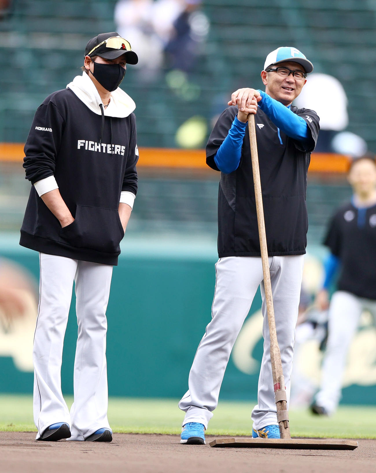 阪神対日本ハム　試合前の練習で日本ハム新庄監督（左）と談笑する山田バッテリーコーチ（撮影・上山淳一）