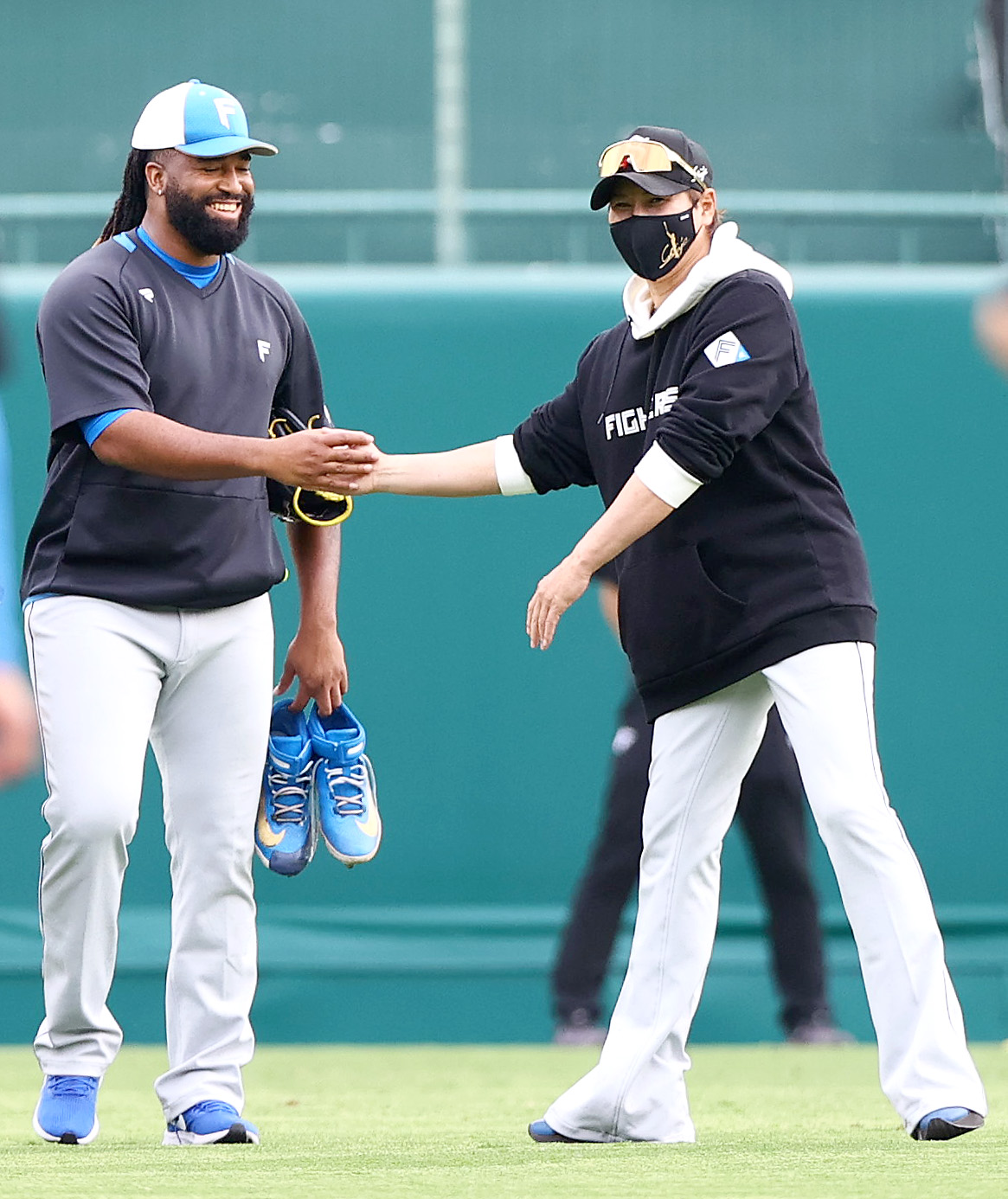 阪神対日本ハム　試合前、日本ハム新庄監督（右）とタッチをかわすザバラ（撮影・上山淳一）