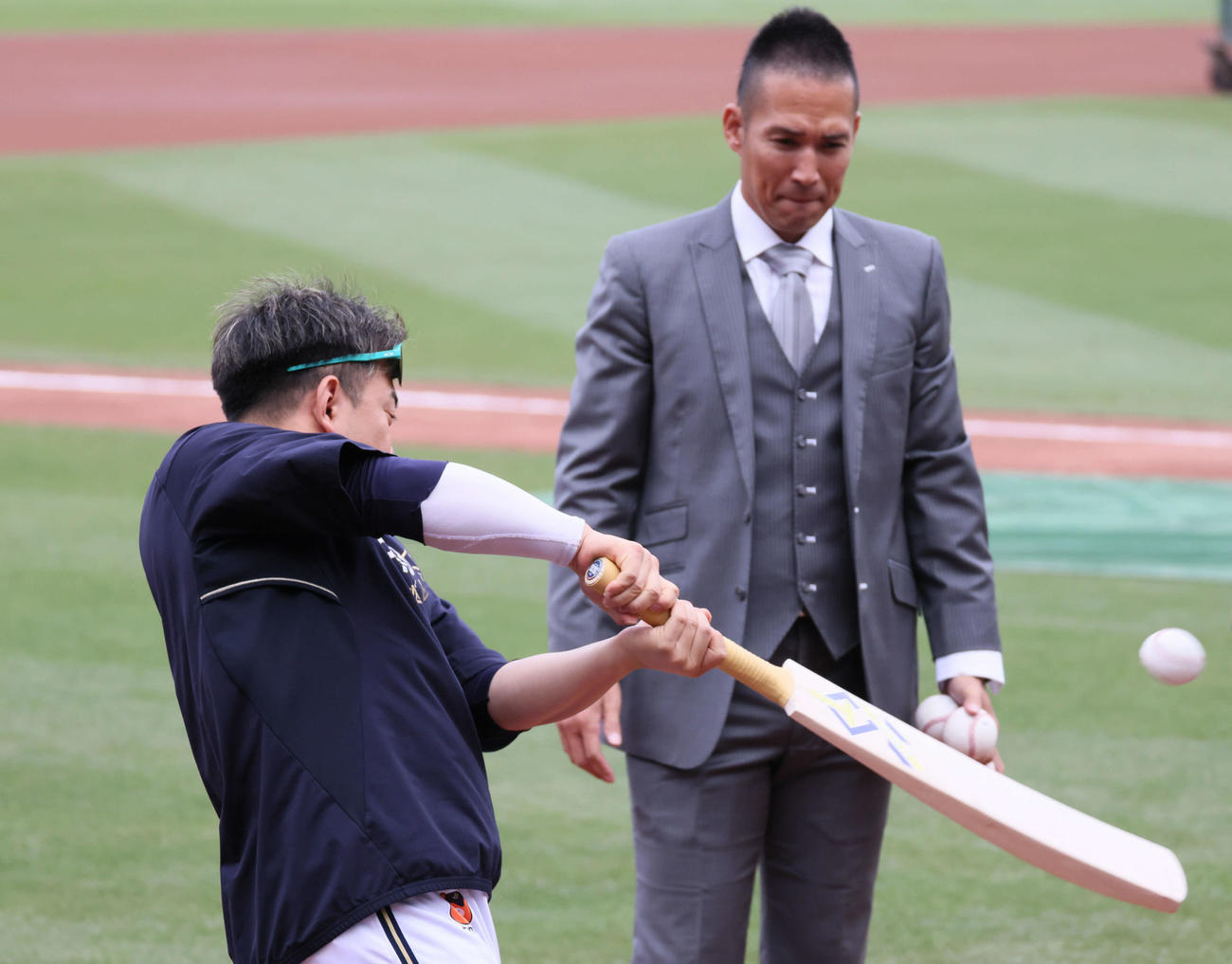 広島対オリックス　試合前練習でクリケットのバットを試すオリックス森（左）と元広島でクリケット選手の木村昇吾氏（撮影・加藤孝規）