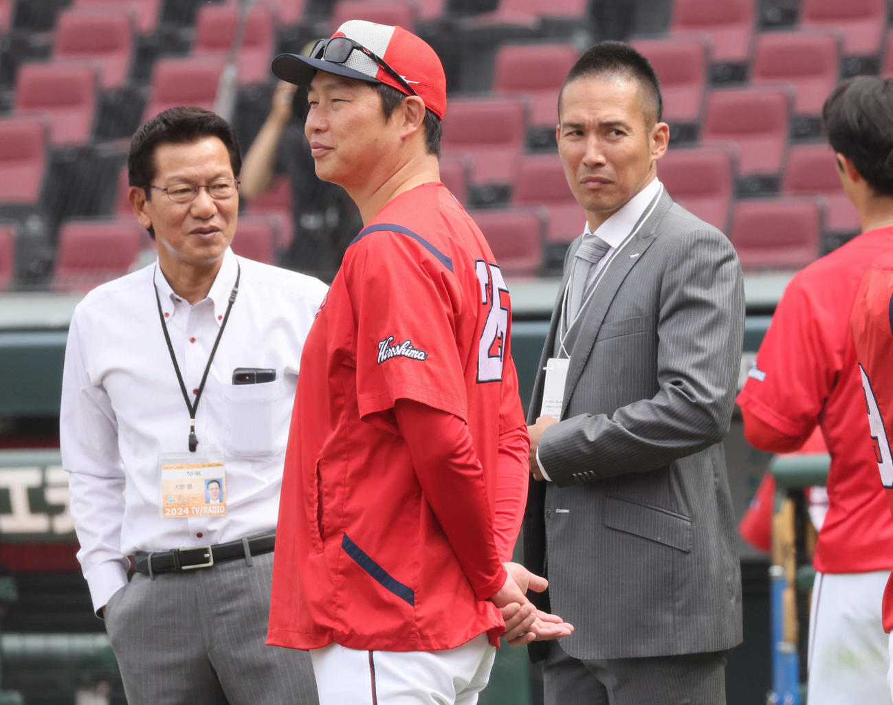 広島対オリックス　試合前練習　左から大野豊氏、広島新井監督、元広島でクリケット選手の木村昇吾氏（撮影・加藤孝規）