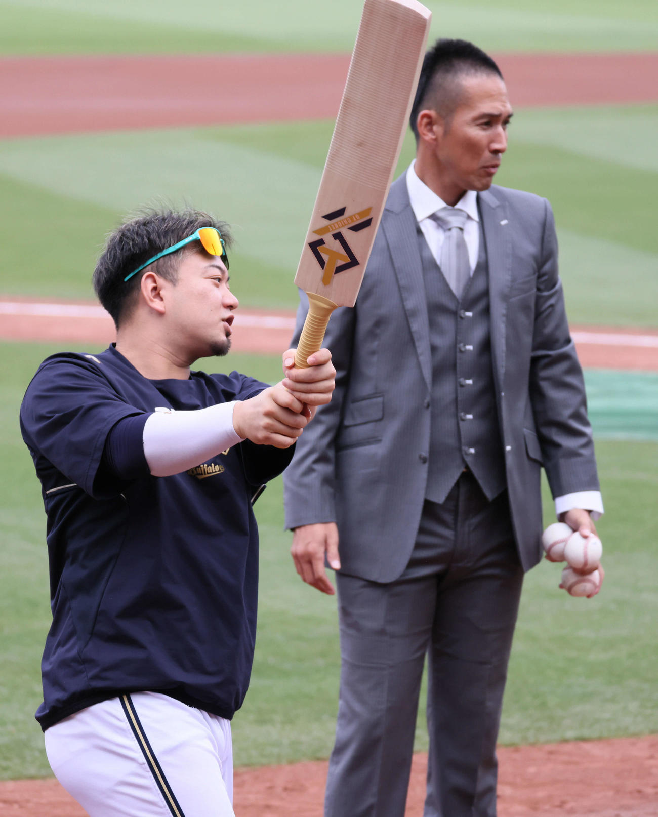 広島対オリックス　試合前練習でクリケットのバットを試すオリックス森（左）と元広島でクリケット選手の木村昇吾氏（撮影・加藤孝規）