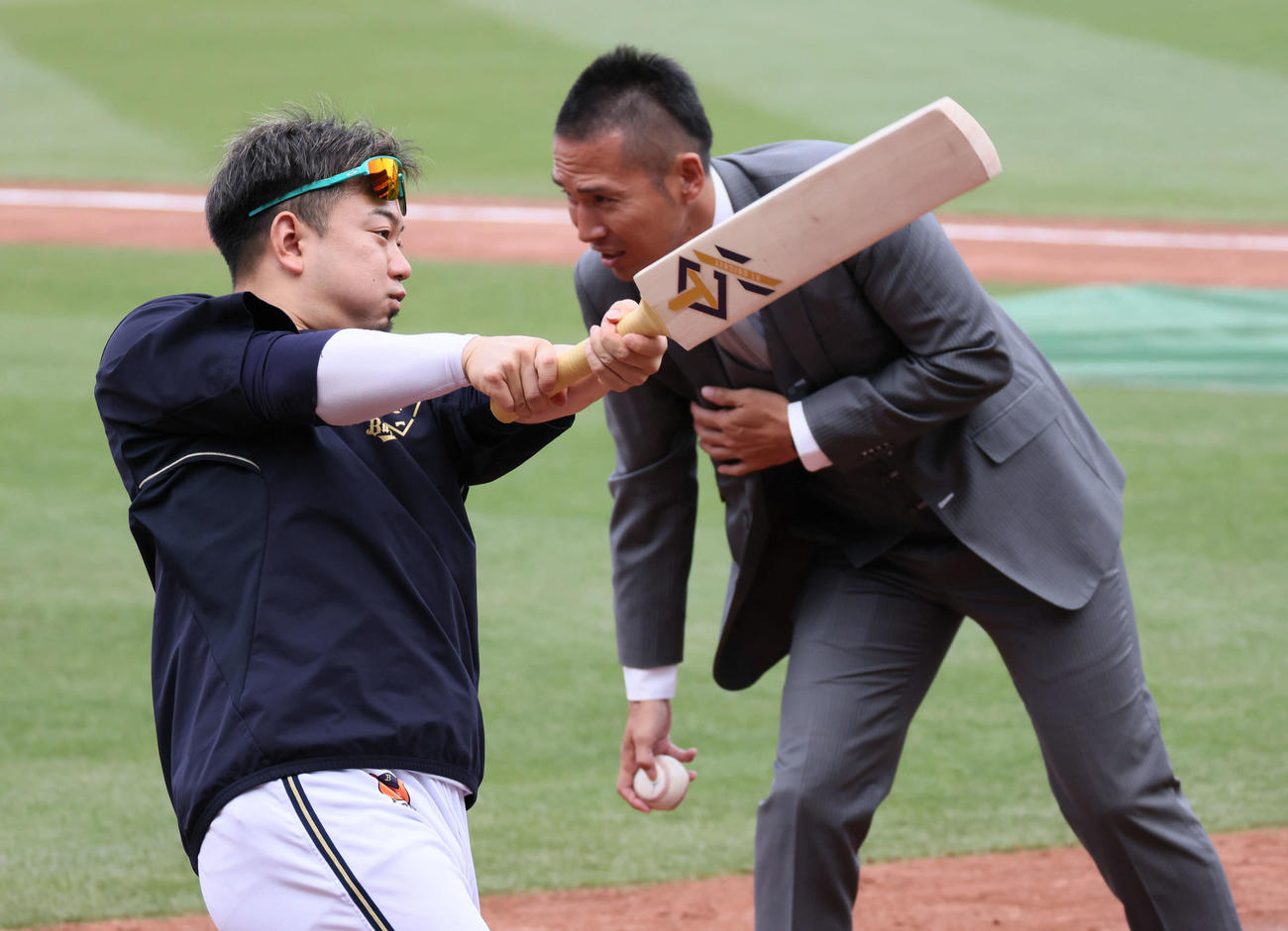 広島対オリックス　試合前練習でクリケットのバットを試すオリックス森（左）と元広島でクリケット選手の木村昇吾氏（撮影・加藤孝規）