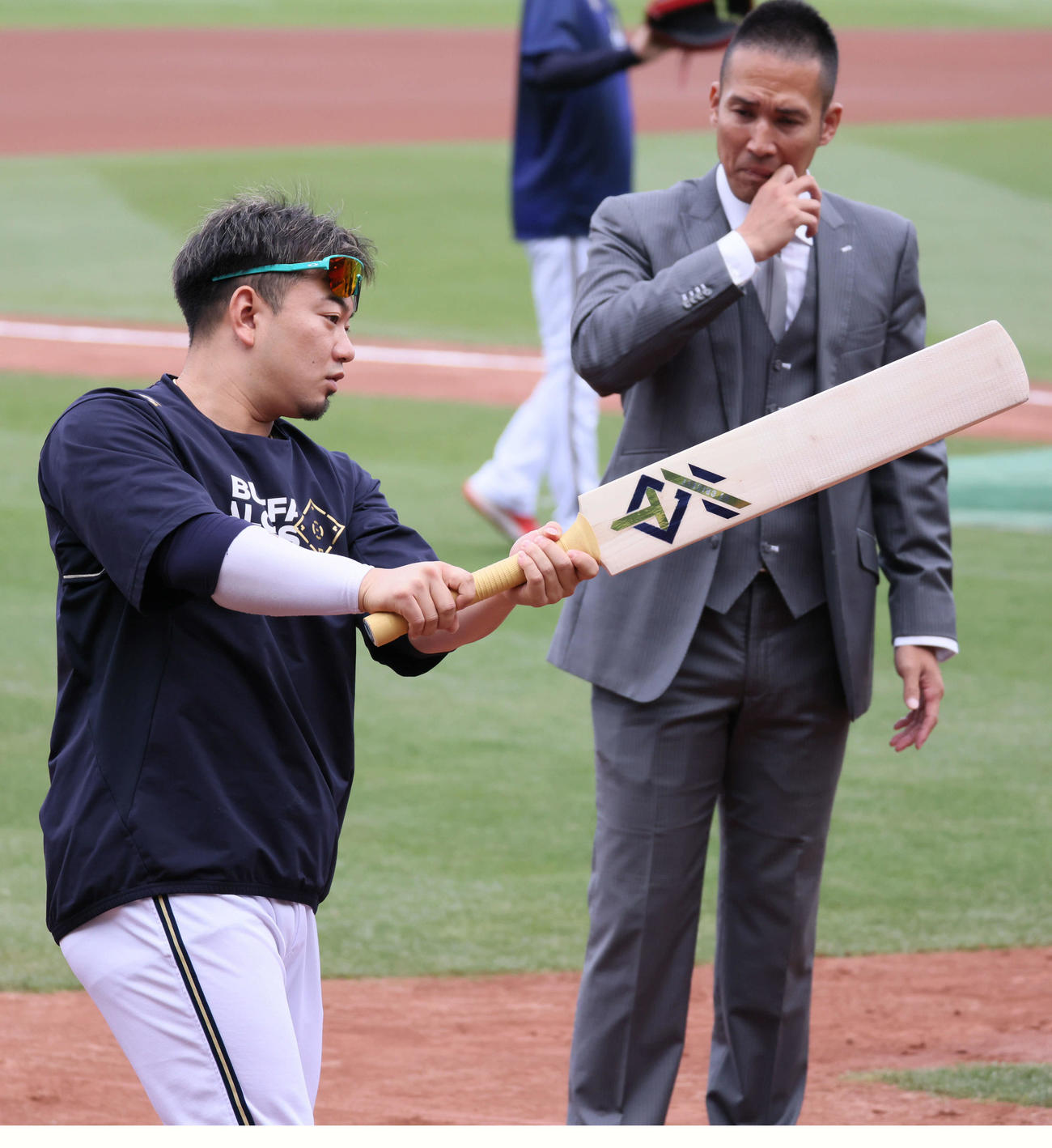 広島対オリックス　試合前練習でクリケットのバットを試すオリックス森（左）と元広島でクリケット選手の木村昇吾氏（撮影・加藤孝規）
