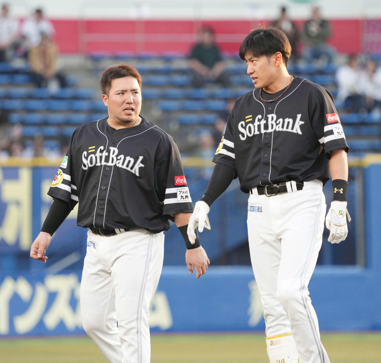 ソフトバンク山川穂高（左）と柳田悠岐（2024年4月25日撮影）