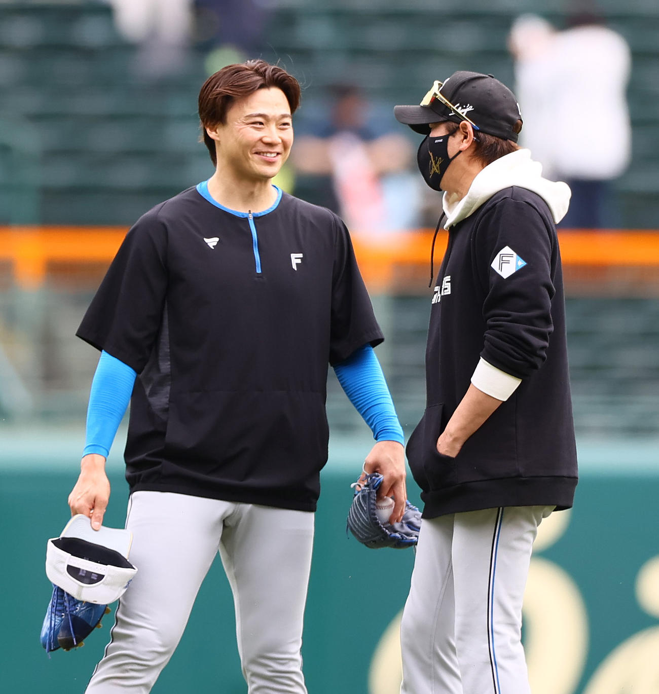阪神対日本ハム　試合前の練習で日本ハム新庄監督（右）と笑顔で話す山崎（撮影・上山淳一）