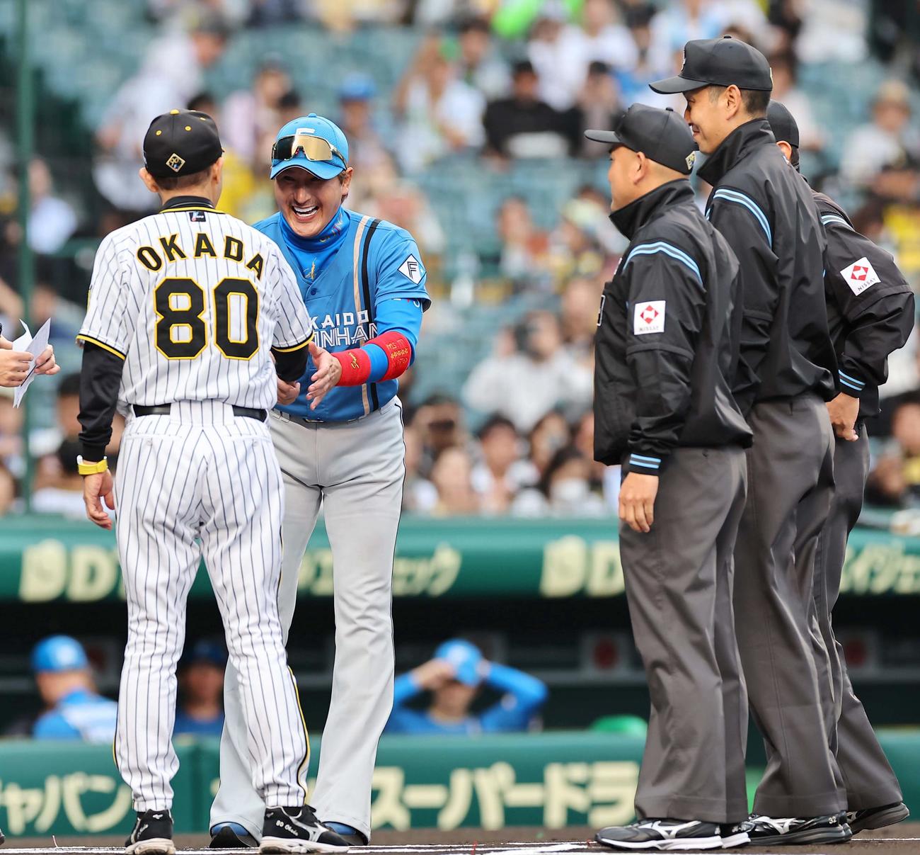 阪神対日本ハム　岡田監督（左）と握手を交わす新庄監督（撮影・上田博志）