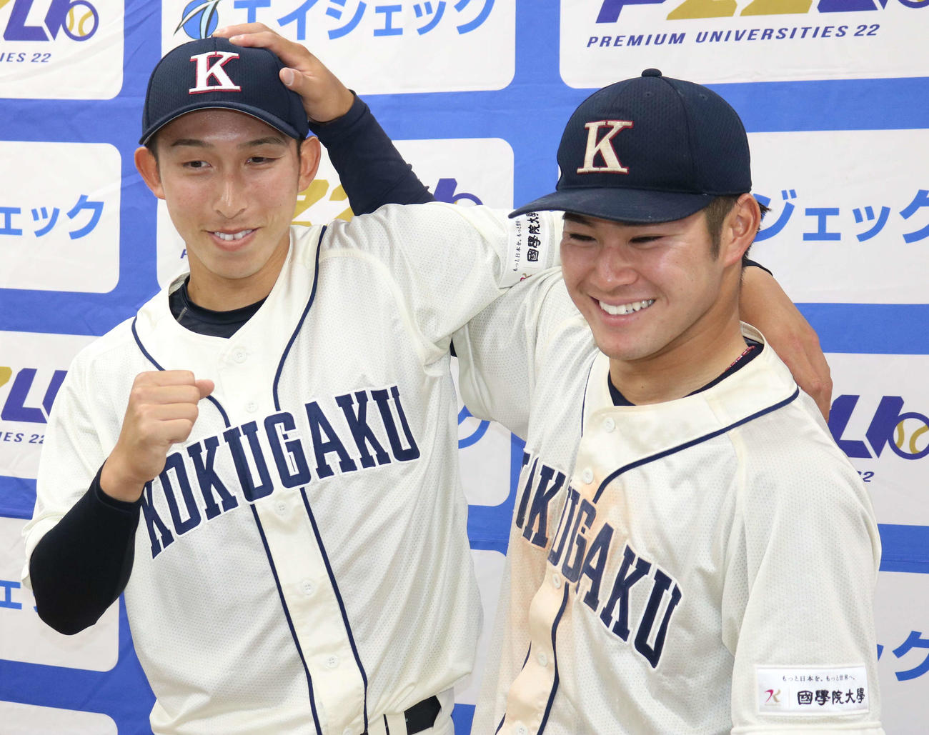 国学院大対日大　最優秀防御率のタイトルを獲得した国学院大・飯田（左）と、ねぎらう土山（撮影・野見山拓樹）