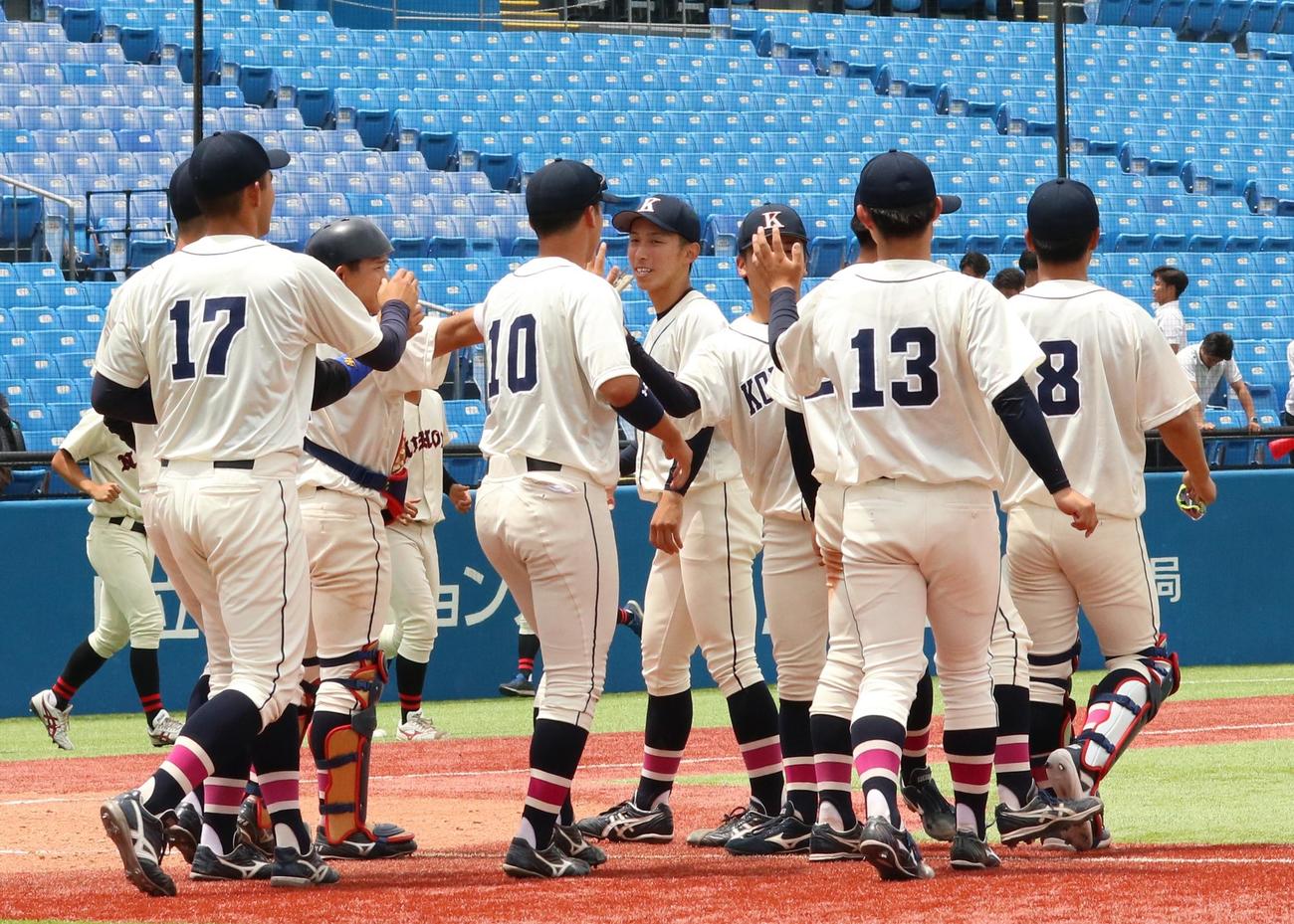 国学院大対日大　勝利を収め、飯田（中央）を中心に集まる国学院大ナイン（撮影・深田雄智）