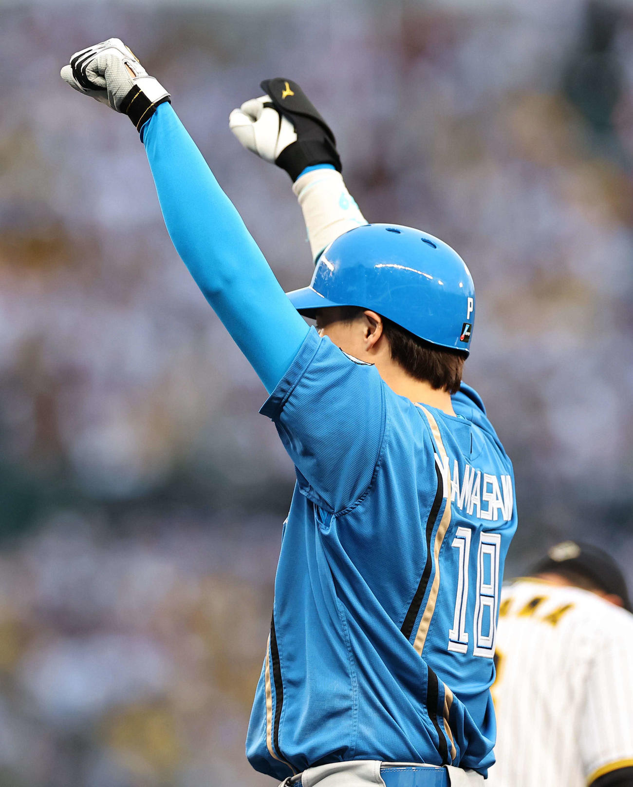 阪神対日本ハム　2回表日本ハム1死一塁、山崎は四球を選びガッツポーズ（撮影・上田博志）