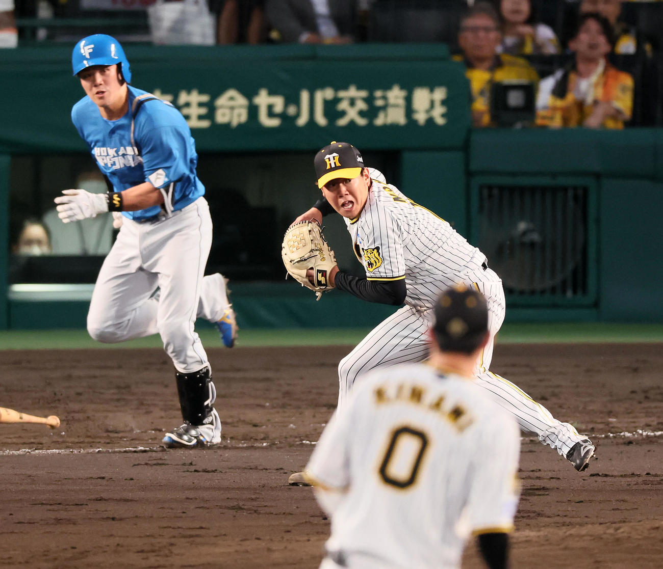 阪神対日本ハム　4回表日本ハム無死一、二塁、伏見の投前犠打を西勇が野選で三塁へ悪送球（撮影・加藤哉）