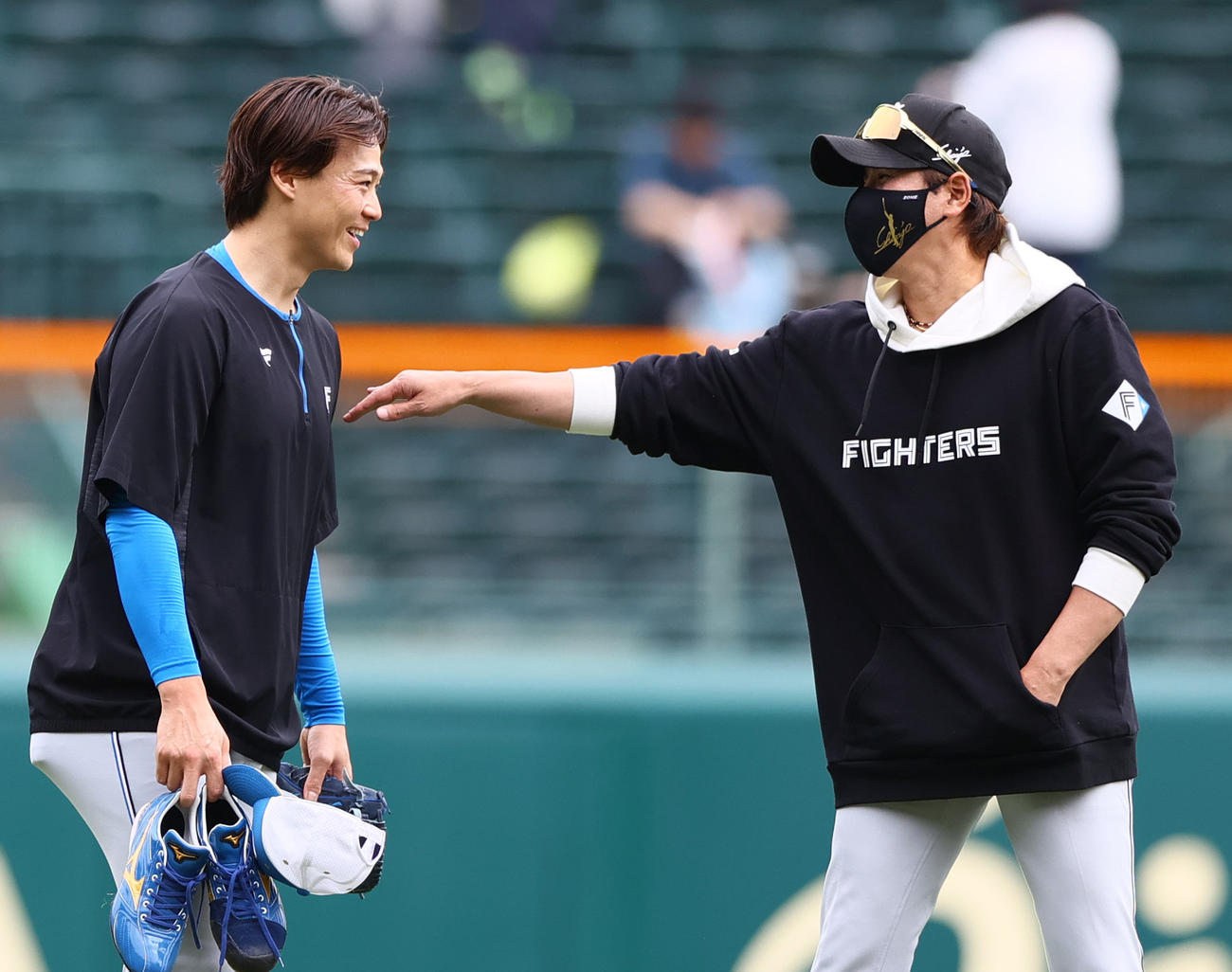 阪神対日本ハム　試合前の練習で日本ハム山崎（左）に声をかける新庄監督（撮影・上山淳一）