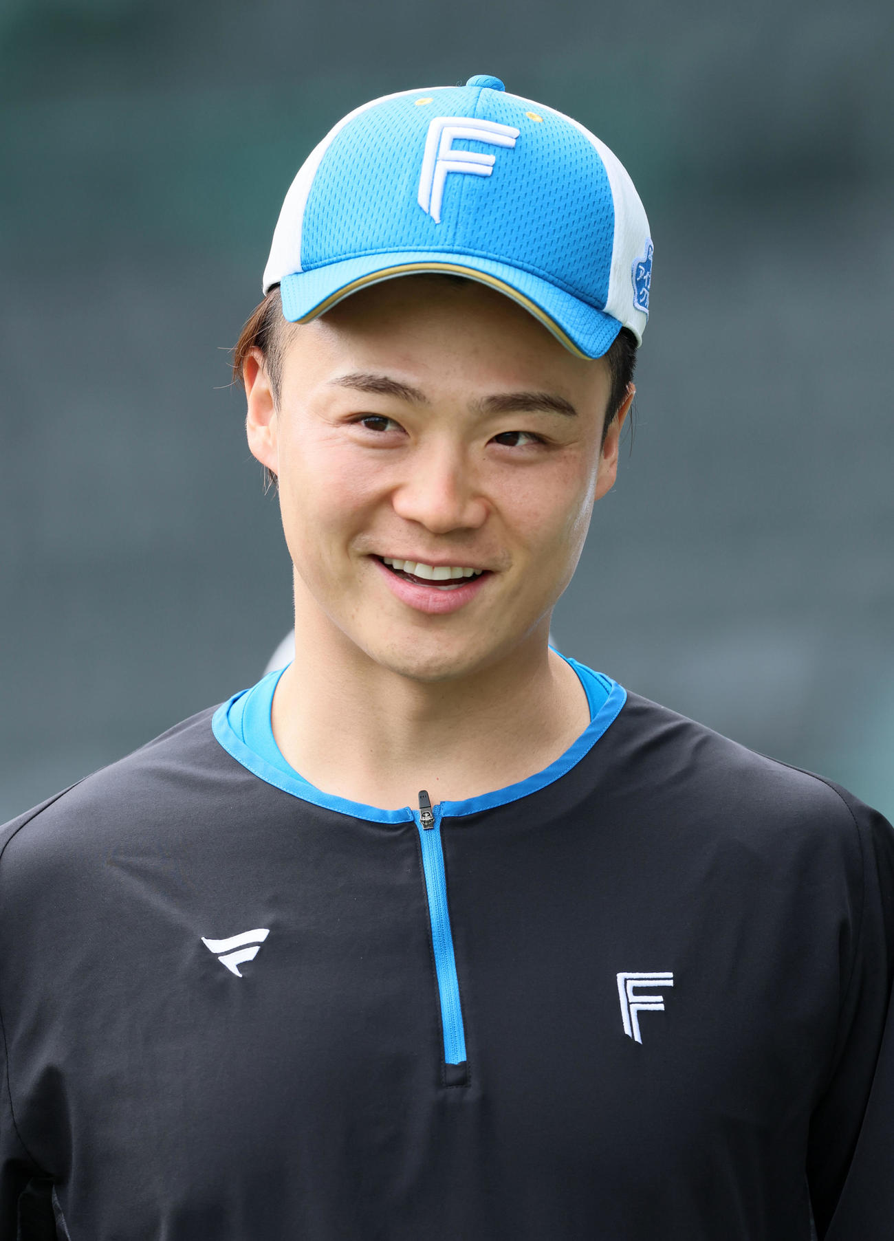 阪神対日本ハム　練習前、リラックスした表情を見せる山崎（撮影・加藤哉）