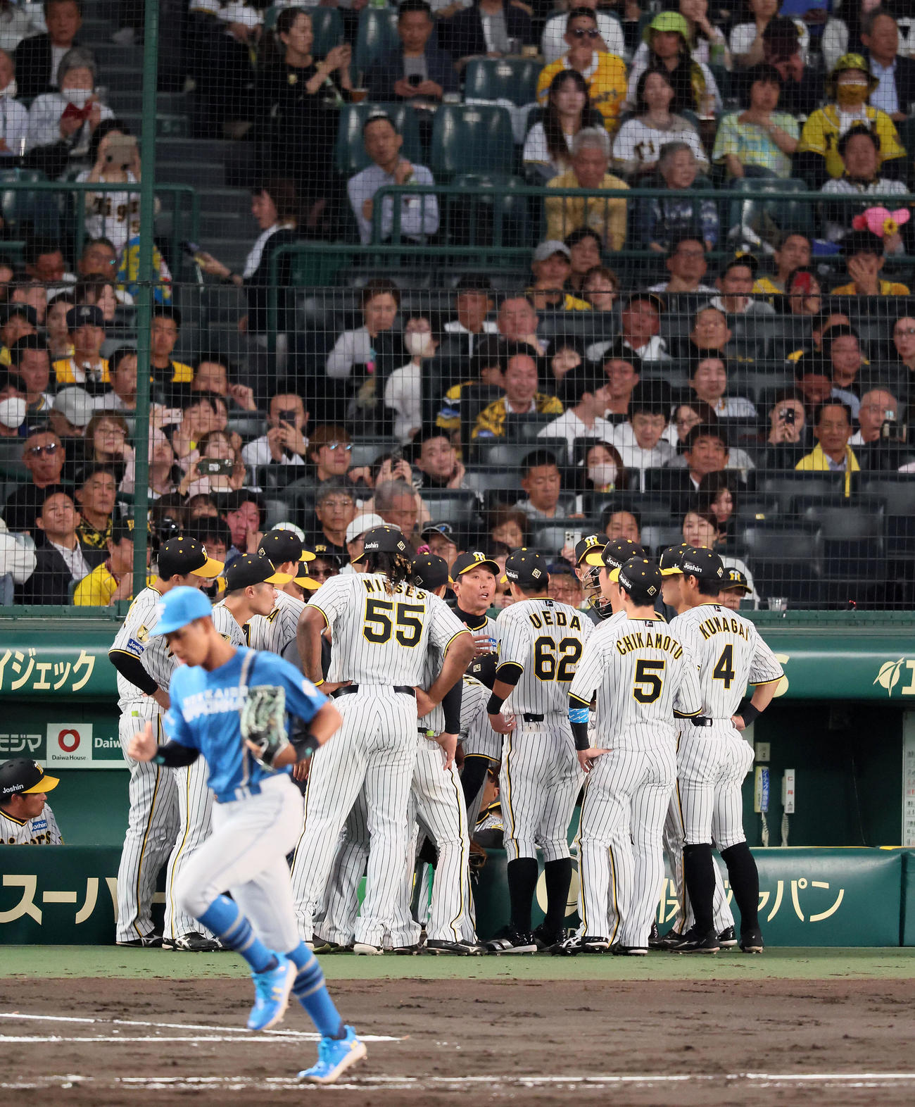 阪神対日本ハム　4回表を終えベンチ前で円陣を組んだ阪神ナイン（撮影・加藤哉）