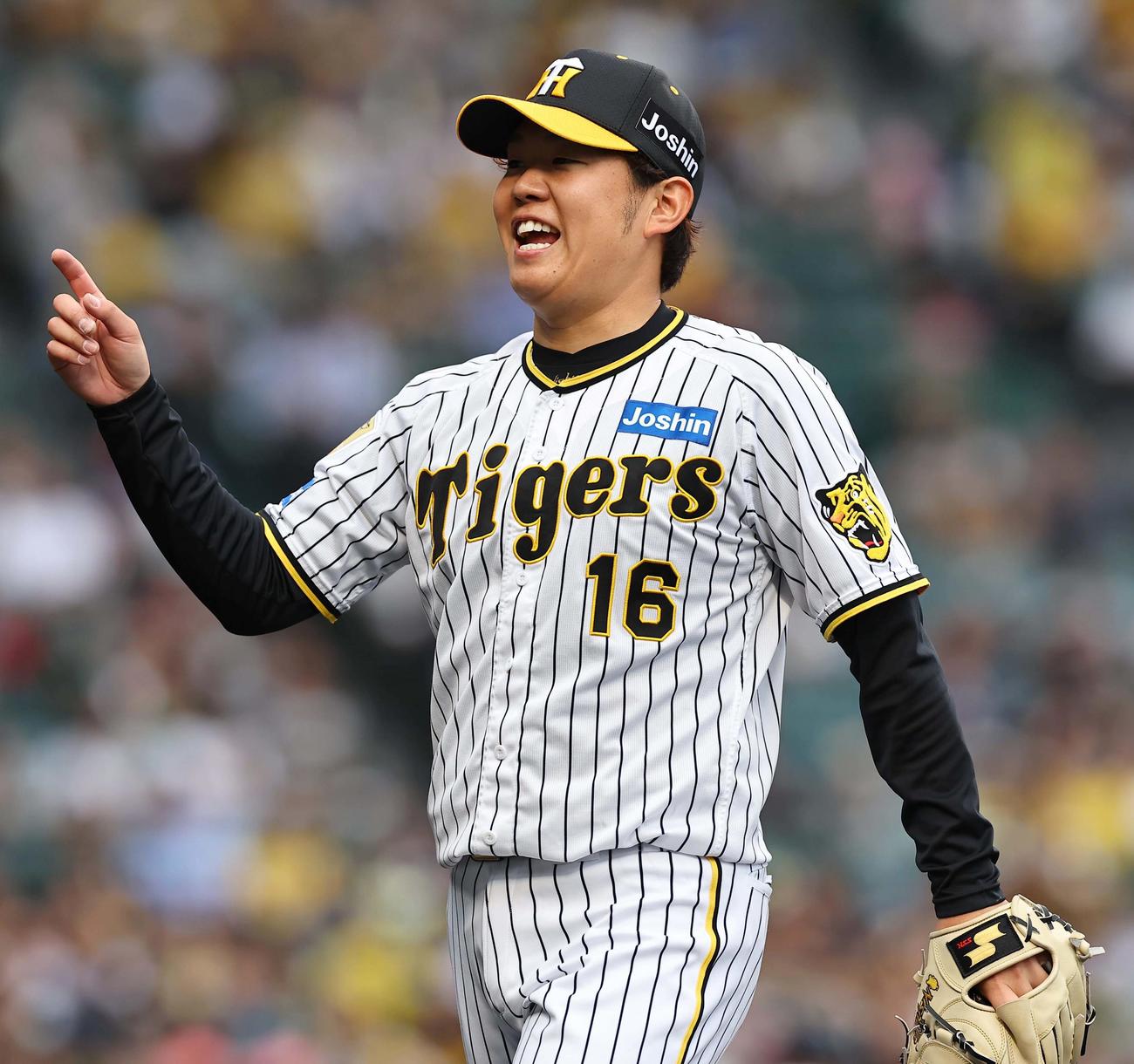 阪神対日本ハム　初回を無失点に抑え笑顔でベンチに引き揚げる阪神先発の西勇（撮影・上田博志）