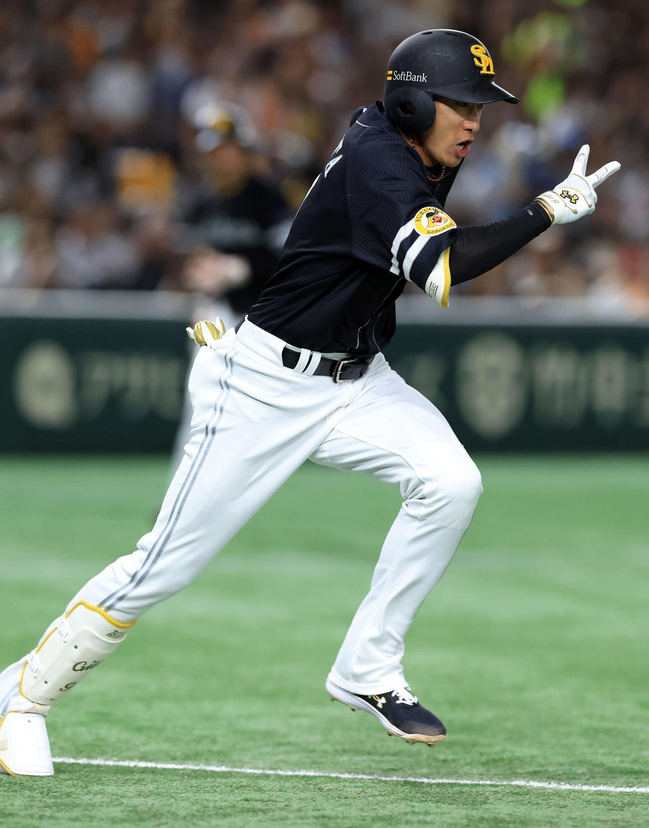 巨人対ソフトバンク　2回表ソフトバンク2死満塁、柳田は一塁適時内野安打を放ち、激走する（撮影・浅見桂子）