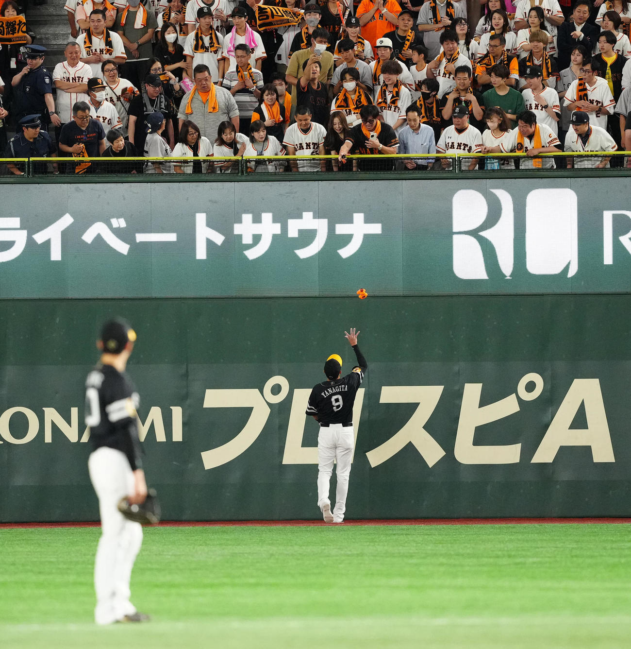 巨人対ソフトバンク　3回裏、巨人ファンが落としたグッズを応援席に投げるソフトバンク右翼手柳田（撮影・江口和貴）
