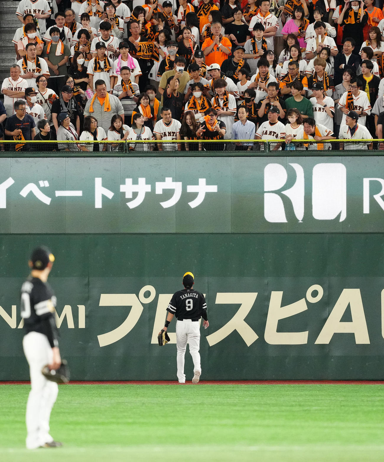 巨人対ソフトバンク　3回裏、巨人ファンが落としたグッズを応援席に投げるソフトバンク右翼手柳田（撮影・江口和貴）