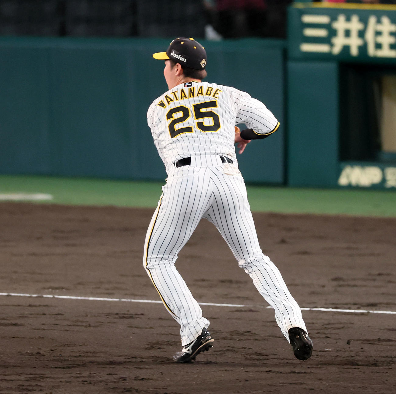 阪神対日本ハム　5回表日本ハム2死二塁、渡辺は水野の打球を適時失策（撮影・加藤哉）