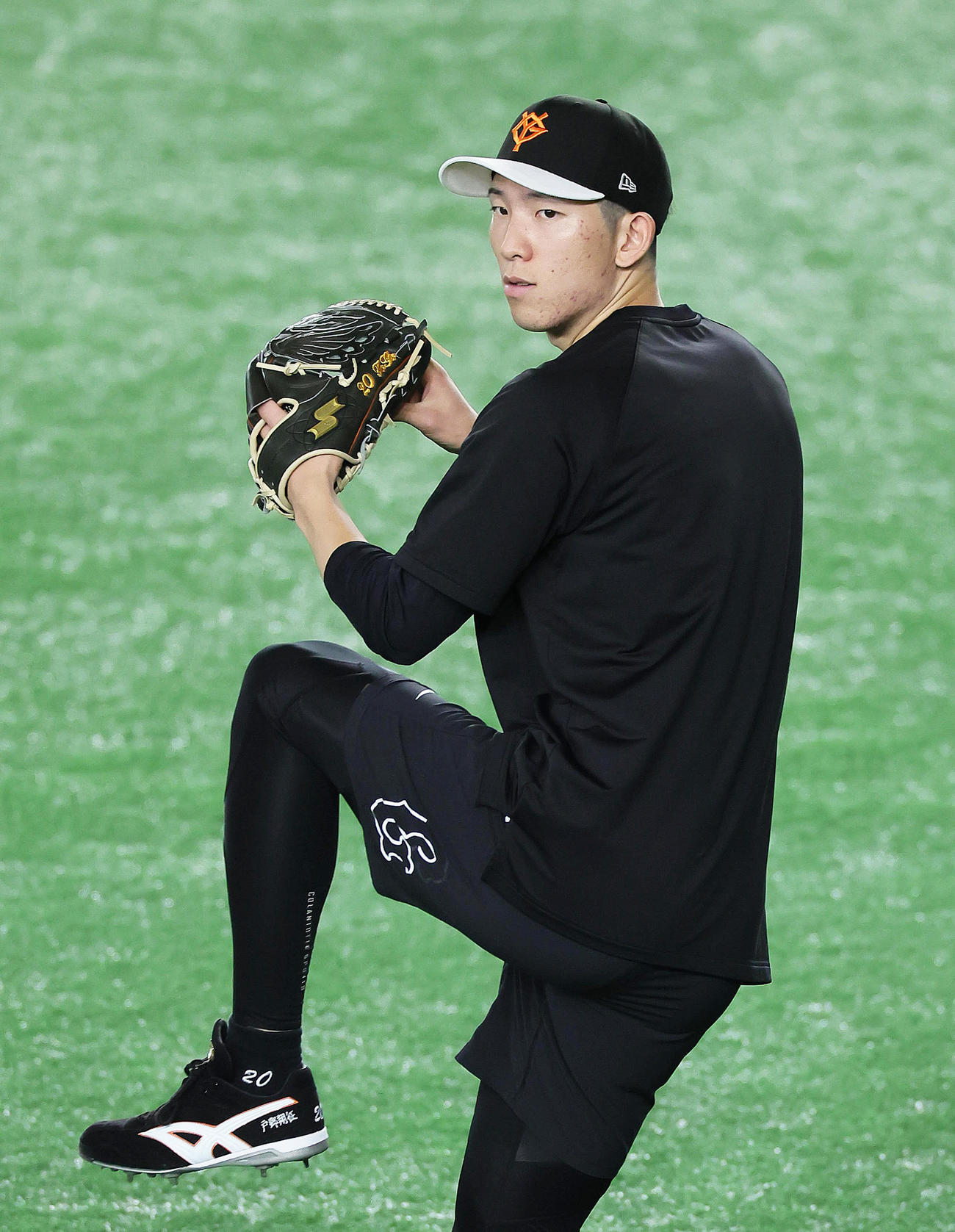 キャッチボールで調整する巨人戸郷（撮影・足立雅史）