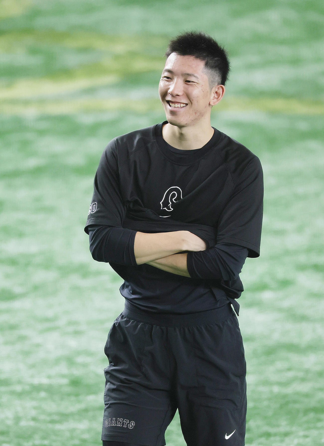 練習中、笑顔を見せる巨人戸郷（撮影・足立雅史）