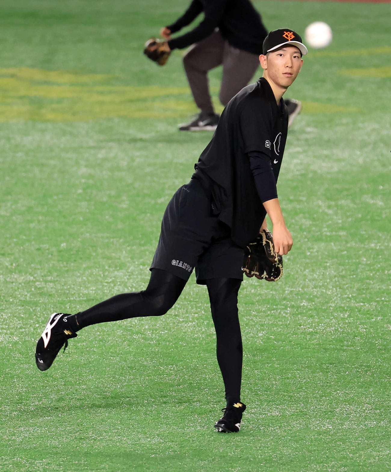 巨人対ソフトバンク　キャッチボールする巨人戸郷（撮影・浅見桂子）