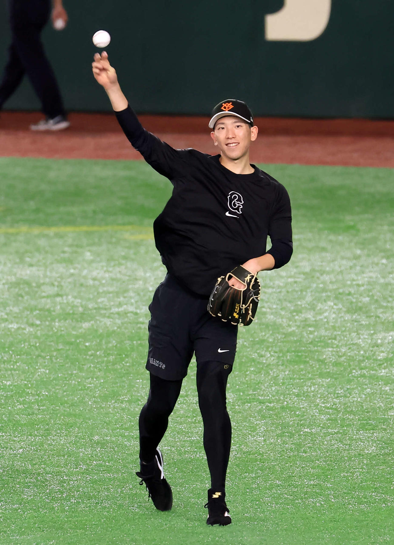 巨人対ソフトバンク　キャッチボールする巨人戸郷（撮影・浅見桂子）