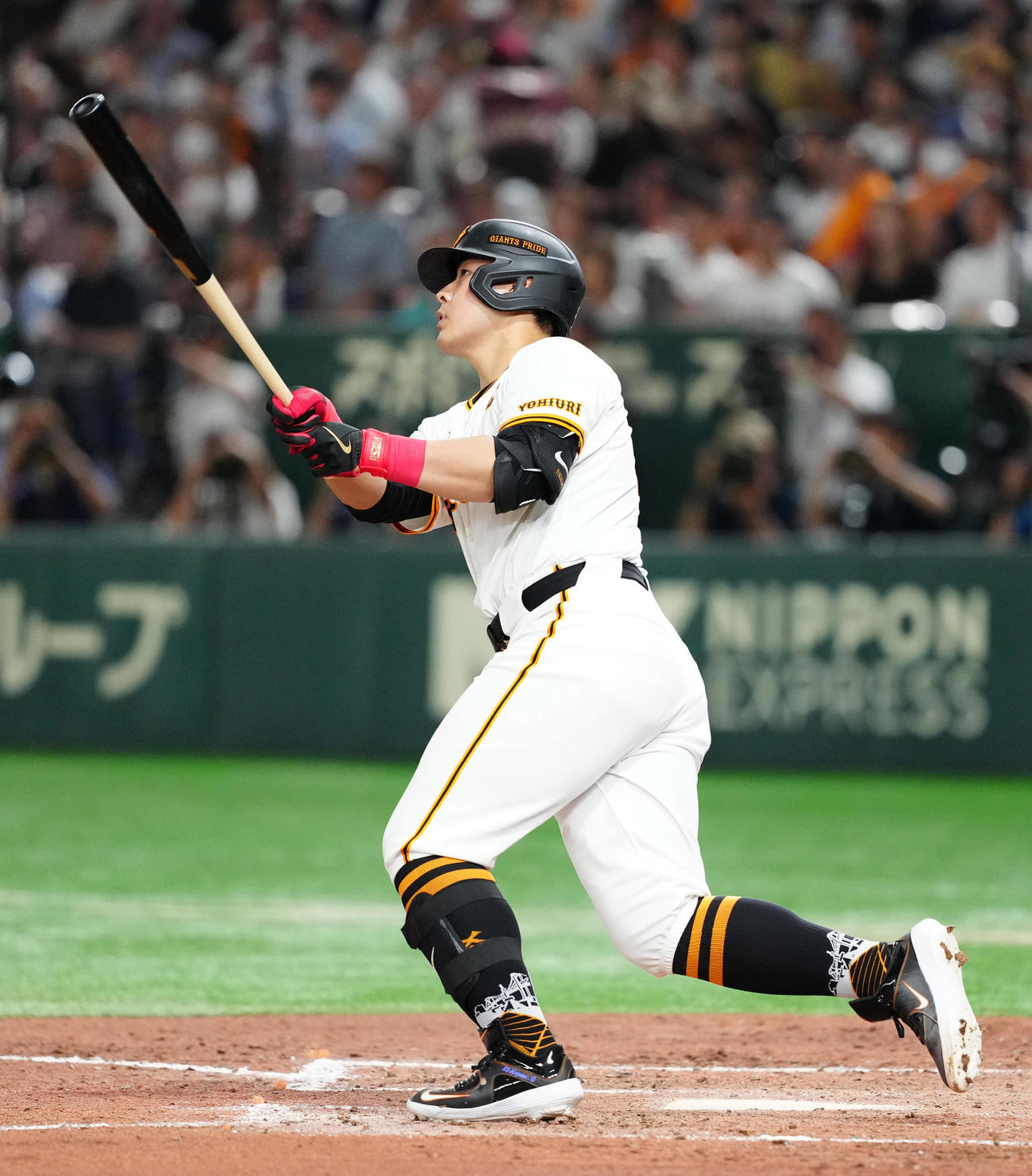 巨人対ソフトバンク　3回裏巨人1死二塁、2点本塁打を放つ岡本和（撮影・江口和貴）