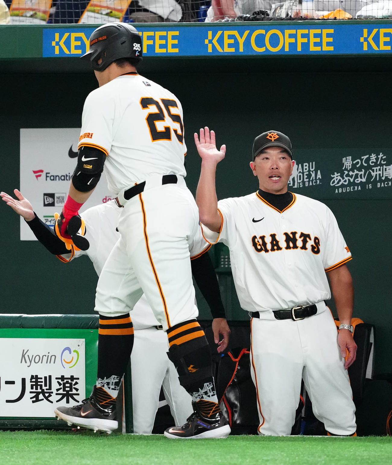 巨人対ソフトバンク　3回裏巨人1死二塁、2点本塁打を放った岡本和（左）とタッチを交わした阿部監督（撮影・江口和貴）