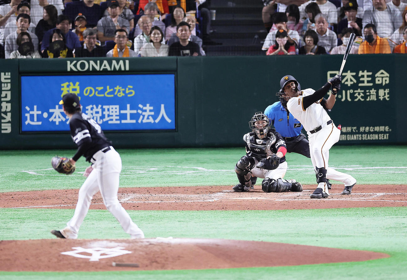 巨人対ソフトバンク　3回裏巨人1死一、二塁、ヘルナンデスは来日初本塁打となる左越え3点本塁打を放つ。投手東浜（撮影・足立雅史）