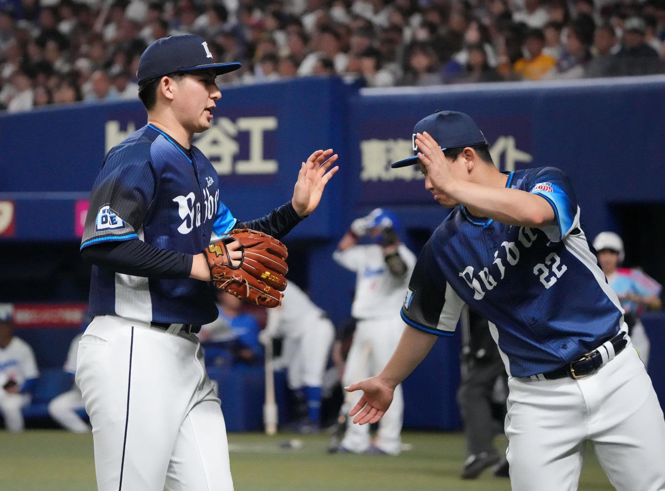中日対西武　6回裏中日2死二塁、マウンドを降りる武内（左）（撮影・森本幸一）
