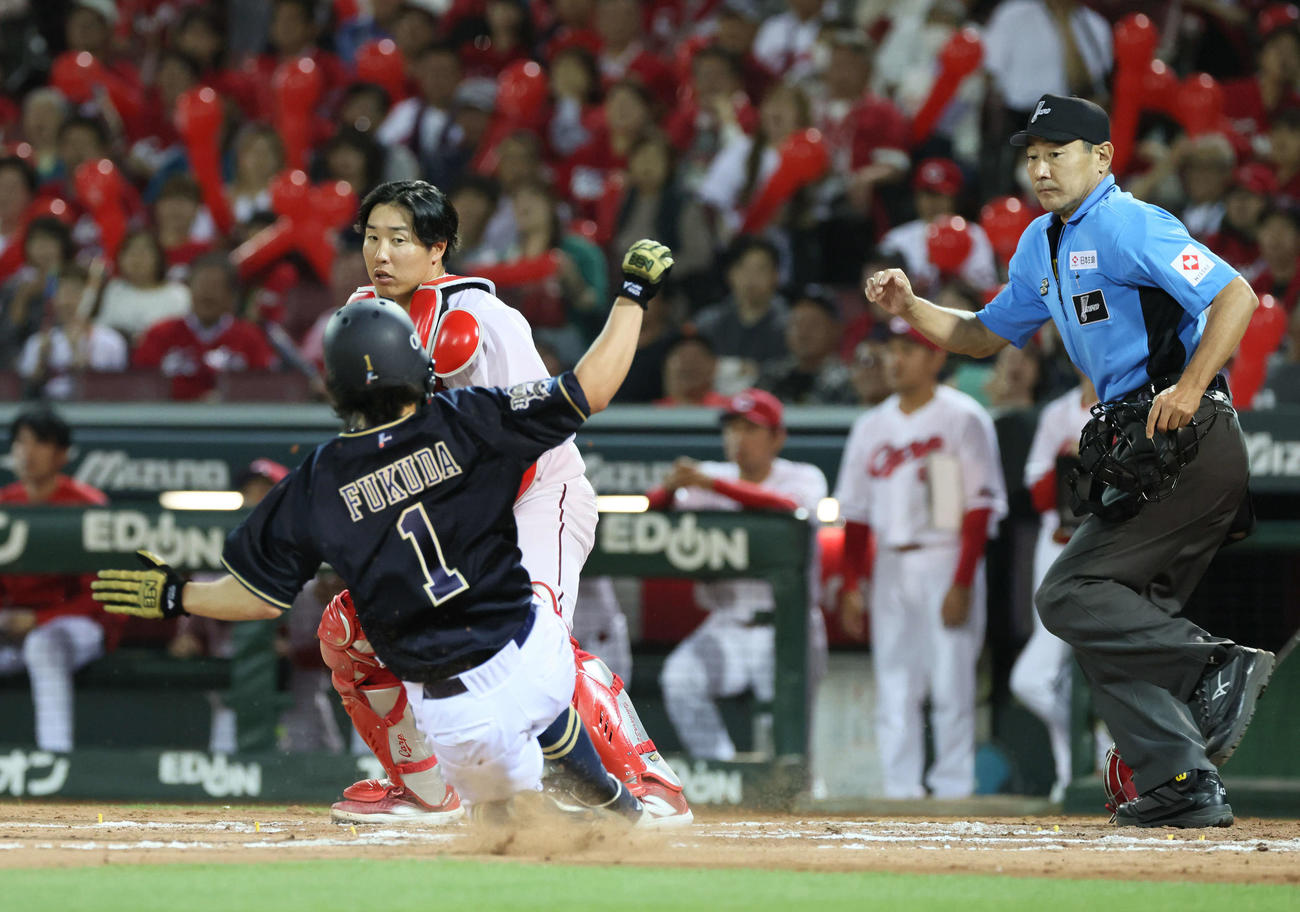 広島対オリックス　7回表オリックス1死満塁、太田椋の逆転の右2点適時二塁打で福田が生還。捕手は石原（撮影・加藤孝規）