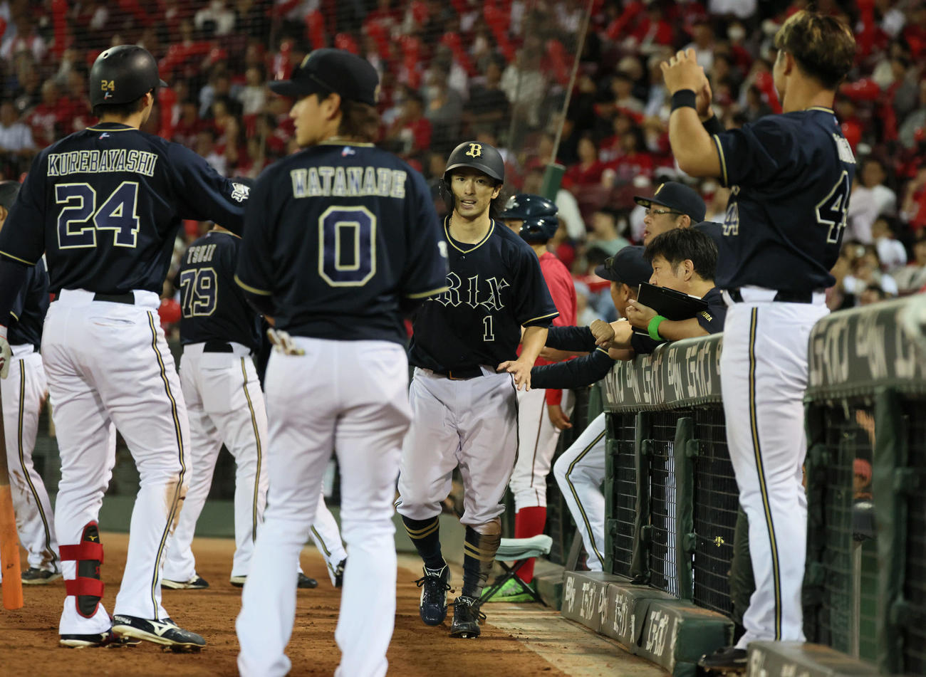 広島対オリックス　7回表オリックス1死満塁、太田椋の逆転の右2点適時二塁打で福田が生還（撮影・加藤孝規）