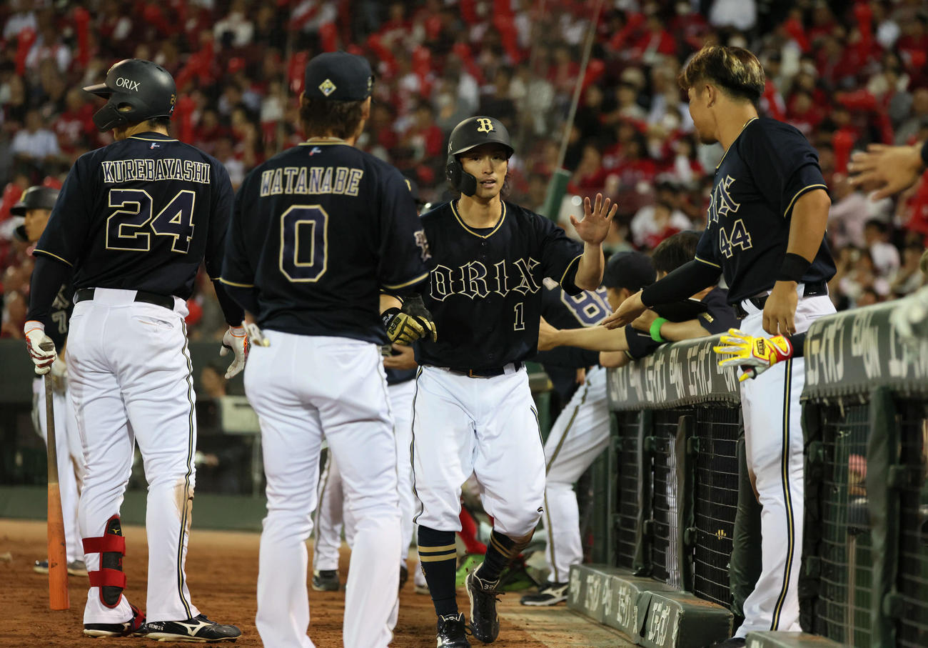 広島対オリックス　7回表オリックス1死満塁、太田椋の逆転の右2点適時二塁打で福田が生還（撮影・加藤孝規）