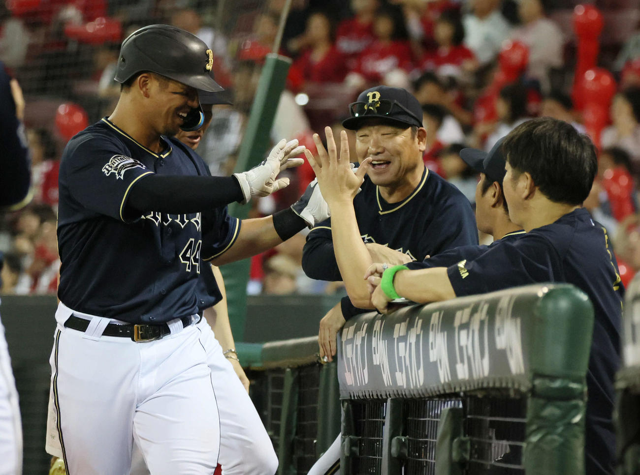 広島対オリックス　7回表オリックス1死一、三塁、福田の右適時打で生還した頓宮を笑顔で迎える中嶋監督（撮影・加藤孝規）