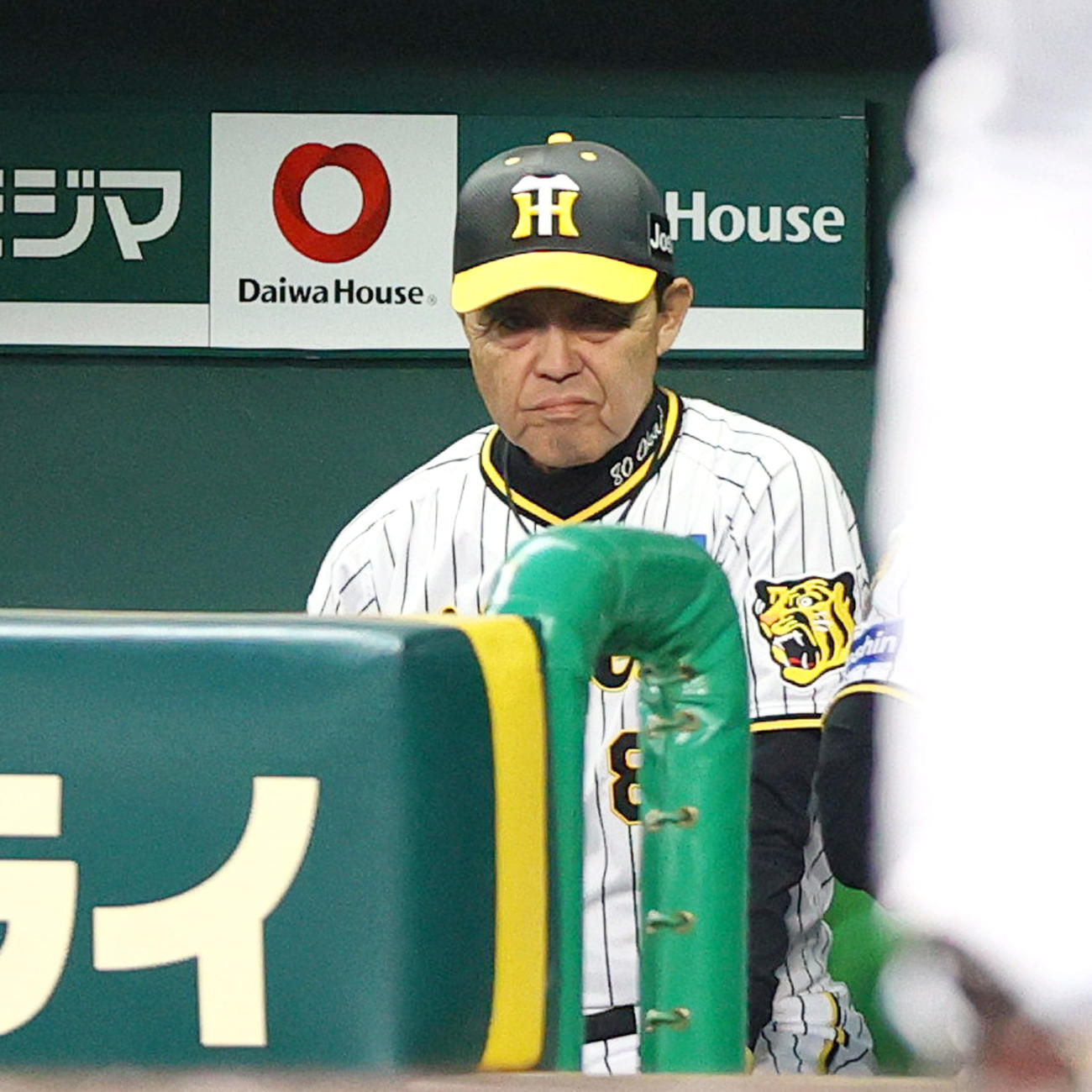 阪神対日本ハム　4回表日本ハム無死二、三塁、岡田監督（左）は水野の右前適時打で4点目が入り渋い表情を見せる（撮影・上山淳一）