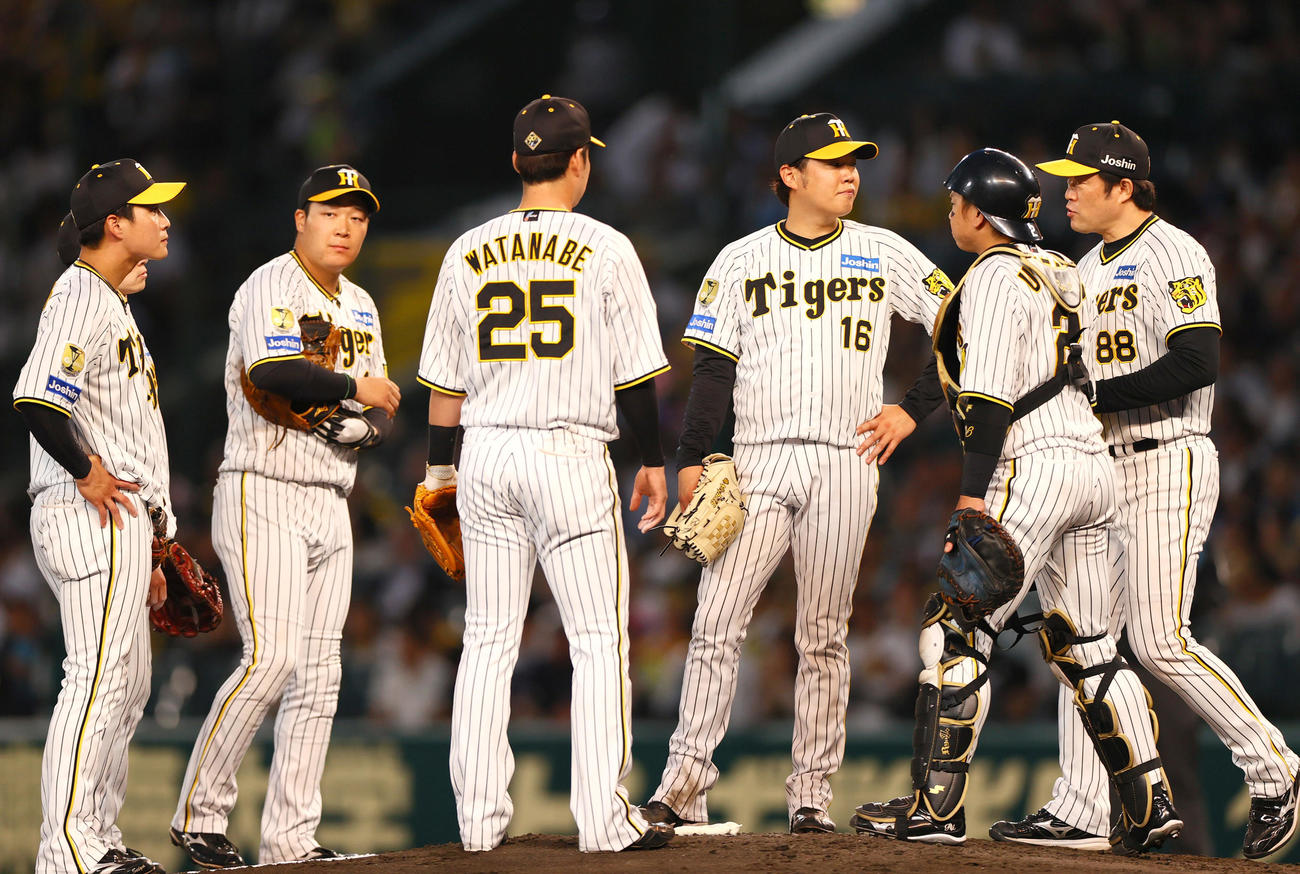 阪神対日本ハム　4回表日本ハム無死一、二塁、西勇（右から3人目）は伏見のバントでフィルダースチョイスでピンチとなる（撮影・上山淳一）