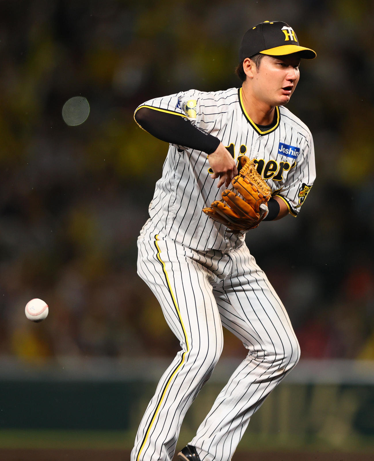 阪神対日本ハム　5回表日本ハム2死三塁、三塁手渡辺は水野の三ゴロをファンブルする（撮影・上山淳一）