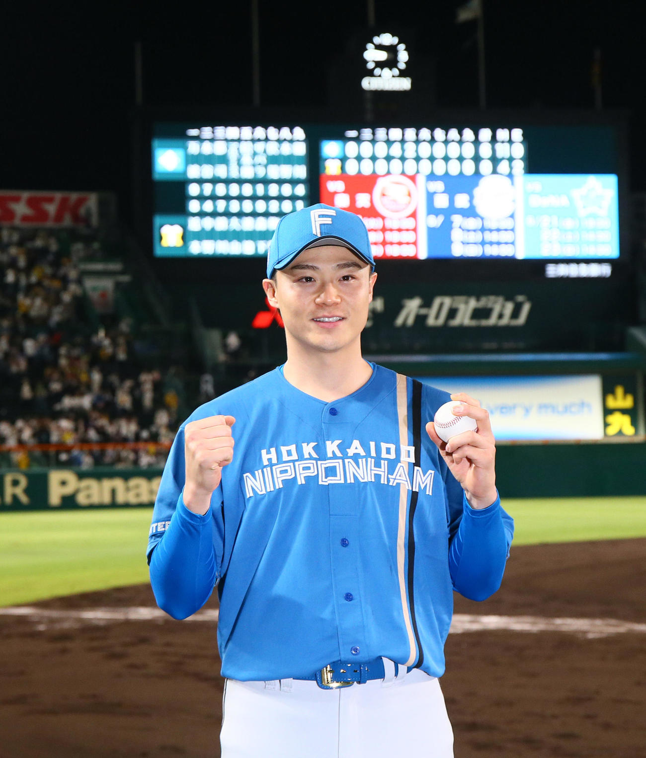 阪神対日本ハム　ヒーローインタビュー後、笑顔で記念撮影する日本ハム山崎（撮影・上山淳一）