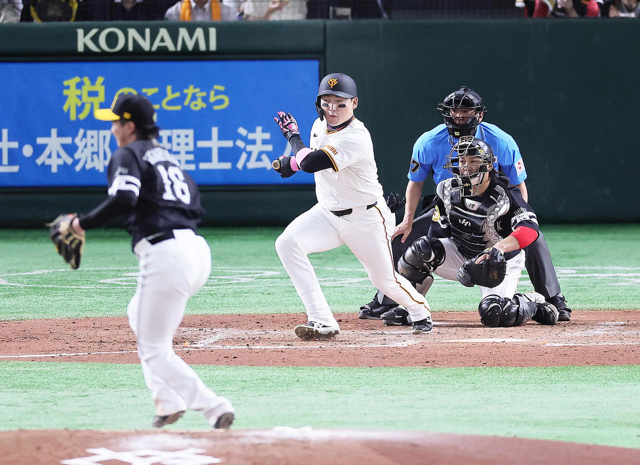 巨人対ソフトバンク　3回裏巨人1死一、三塁、丸は右前適時打を放つ。投手東浜（撮影・足立雅史）