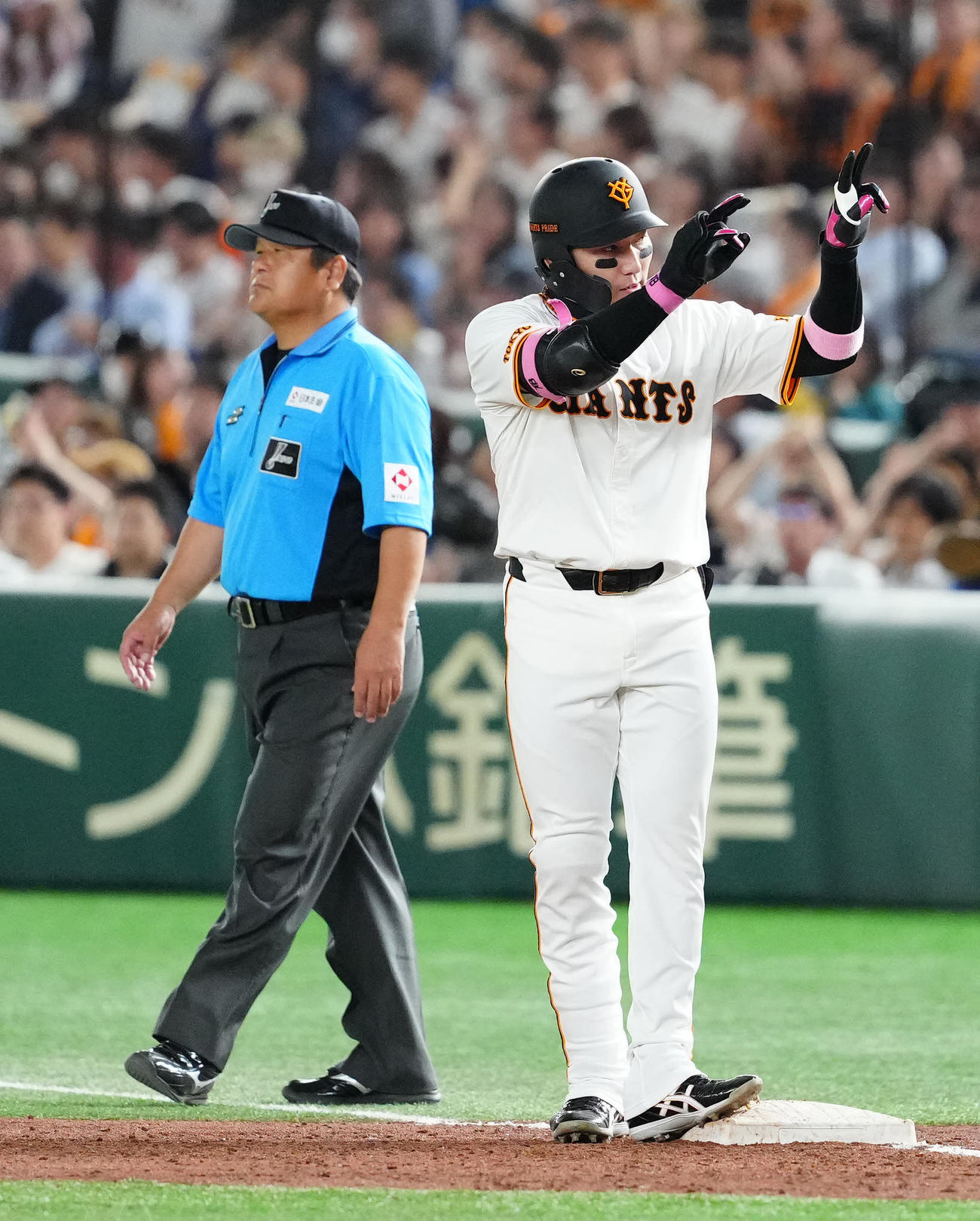 巨人対ソフトバンク　3回裏巨人1死一、三塁、適時打を放った丸（右）（撮影・江口和貴）