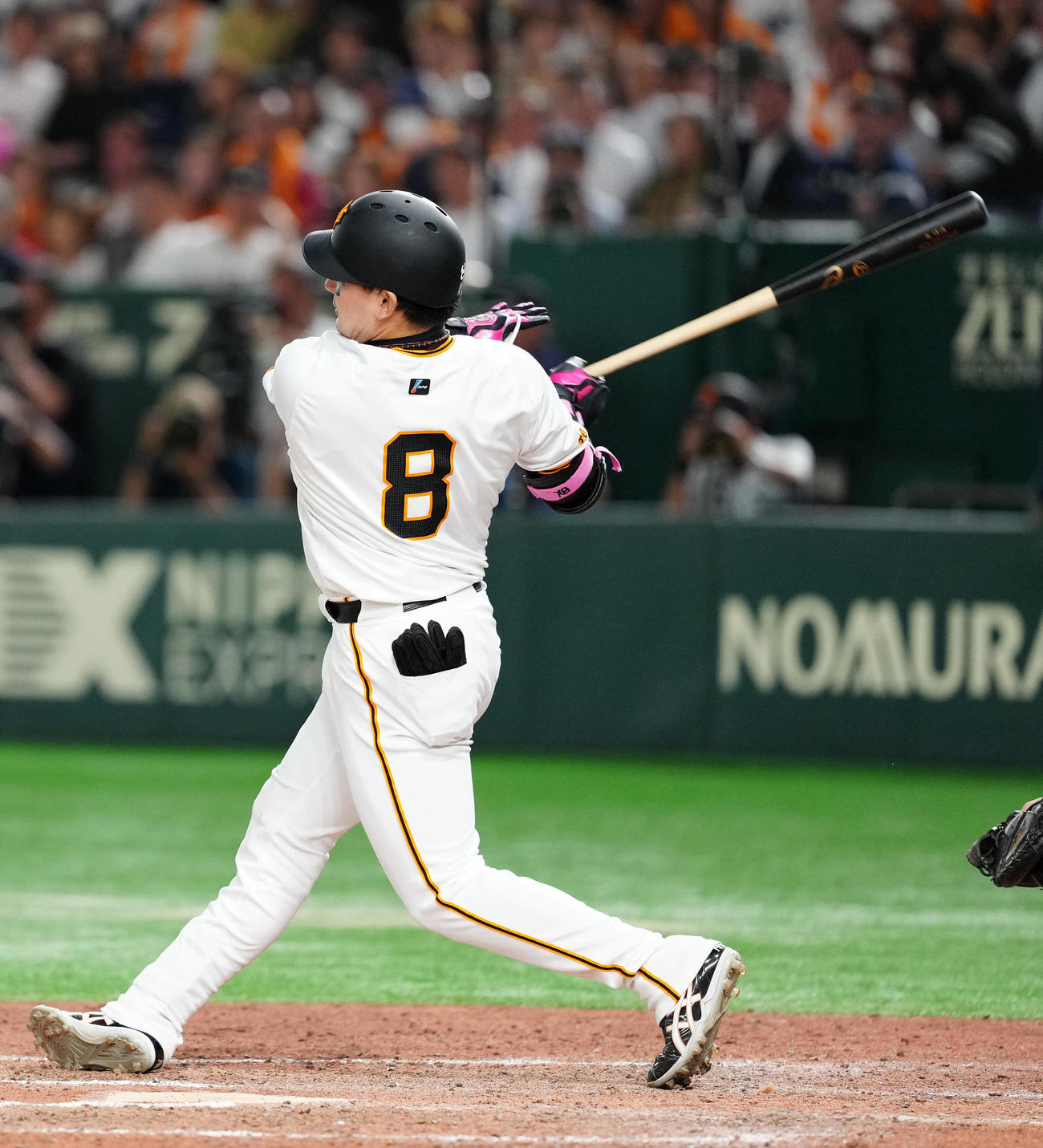 巨人対ソフトバンク　7回裏巨人2死、右翼線二塁打を放つ丸（撮影・江口和貴）