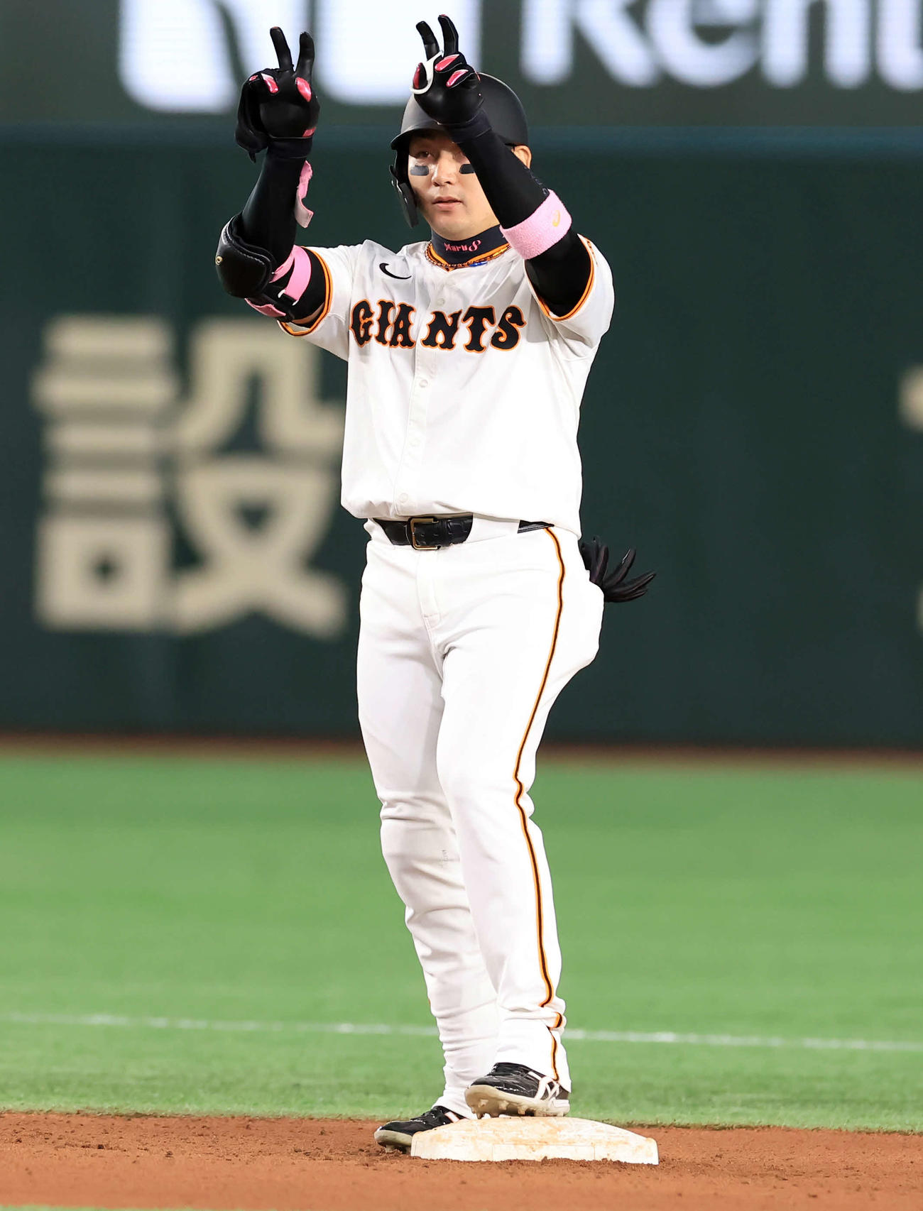 巨人対ソフトバンク　7回裏巨人2死、丸は右二塁打を放ちポーズ（撮影・浅見桂子）