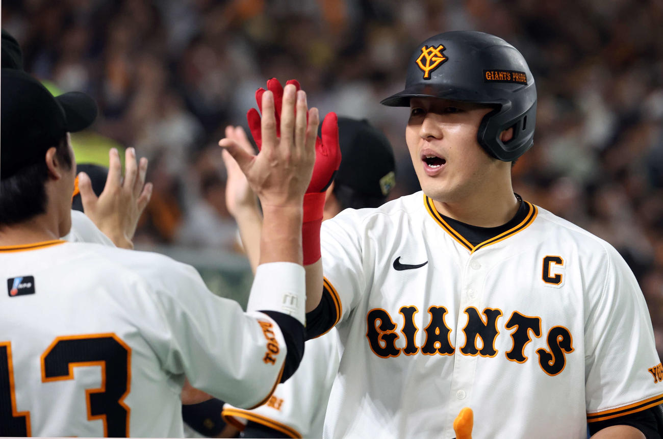 巨人対ソフトバンク　3回裏巨人1死二塁、岡本和は2点本塁打を放ちナインとハイタッチ（撮影・浅見桂子）
