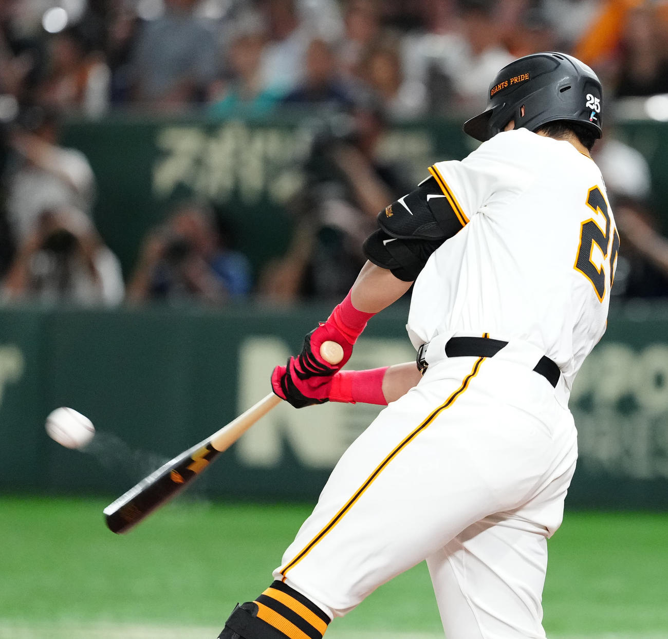 巨人対ソフトバンク　3回裏巨人1死二塁、2点本塁打を放つ岡本和（撮影・江口和貴）